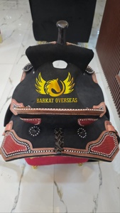 Silla de montar western personalizada de cuero de cocodrilo rojo con tachuelas plateadas para espectáculos ecuestres y carreras de barriles, equipo portátil para equitación. - Product Image 4