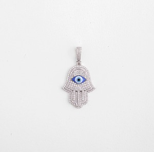 Pendentif Hamsa en diamant de laboratoire, bouclier divin en or massif 14 carats - Product Image 1