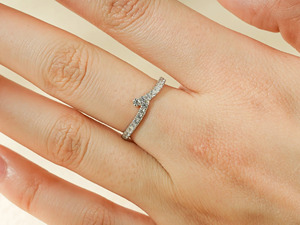 Bague en or blanc 14 carats avec nœud papillon et diamants cultivés en laboratoire sertis pavé - Product Image 1