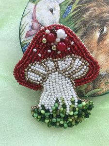 Broche Clásico Bordado a Mano con Cuentas de MD HANDICRAFTS para una Moda Nupcial Atemporal - Product Image 1