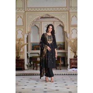 ชุดส่าหรีไซส์ XL ผ้าเรยอนสวยงาม สำหรับงานปาร์ตี้ พร้อมเสื้อและกางเกงขายาว พร้อมผ้าคลุมไหล่ ดีไซน์หรูหราและทันสมัย - Product Image 2