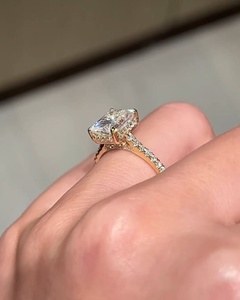 Anillo de Compromiso con Diamante Cultivado en Laboratorio de Corte Radiante de 3CT para Mujer |   Anillo de Compromiso y Boda de Lujo Certificado en Oro de 18K - Product Image 4