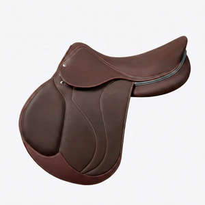 Silla de montar inglesa de cuero marrón para doma y salto, con estructura de madera, personalizable, con ribete color canela y herrajes de latón. - Product Image 1