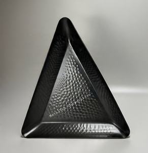 Bandeja de fiesta azul de metal martillado texturizado triangular elegante hecha a mano multiuso Decoración elegante y bandejas de regalo de colores personalizados - Product Image 5