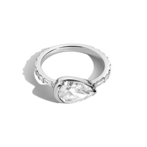 Anillo de Compromiso y Boda Luxeshine Pear East-West de Oro Sólido de 14K con Diamante de Corte Ovalado Certificado por IGI - Product Image 1