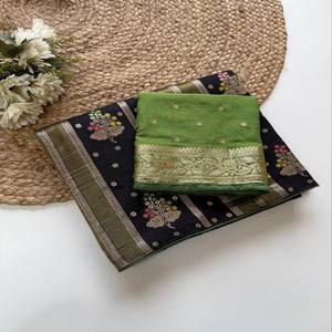 Sari en viscose de soie VASTRA COTTAGE Pure Chinya avec tissage Zari doré, motif floral Minakari Butta, teint à la main, et blouse contrastante - Product Image 1