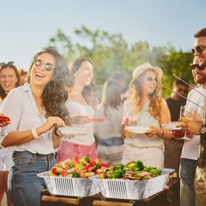 36 pièces Kits de fournitures de fête jetables : Housses de service pour buffet demi-taille, Ustensiles et Chauffe-plats pour réchauds de buffet et buffets de fête - Product Image 4