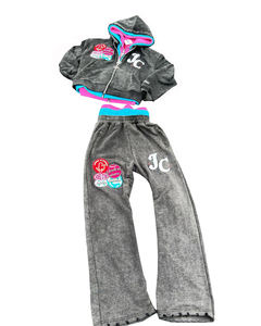 Conjunto Deportivo Gris con Capucha para Niña, con Ribete Rosa y Azul y Logotipo JC, Ropa Casual de Otoño, Pantalones Largos y Sudadera con Cremallera - Product Image 2