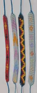 Bracelet perlé fait main avec motifs géométriques colorés pour la fabrication de bijoux - Product Image 4