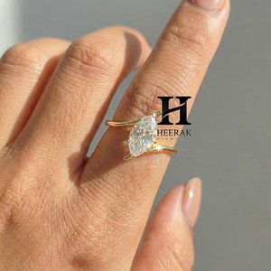 Bague de fiançailles en diamant de laboratoire taille marquise, or jaune 14 carats, solitaire à courbe en S pour femme - Product Image 4
