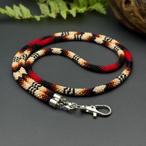 Chaîne de corps artisanale à motif serpent en perles, confectionnée avec des perles de rocaille rouges, noires, beiges et marron, accessoire de mode élégant - Product Image 3