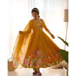 Magnifique robe Anarkali et pantalon avec dupatta pour les fêtes, vêtements régionaux - Product Image 3
