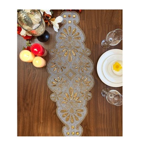 Camino de mesa jacquard dorado y plateado de alta calidad con diseño de cuentas pesadas que le da un aspecto hereditario. Compre directamente del proveedor. - Product Image 1