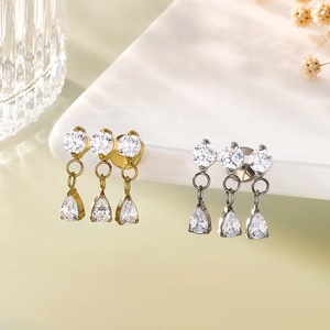 Pendientes de Cartílago Personalizados al por Mayor de Titanio G23 con Rosca Interna, 3 Circonitas Redondas y Circonita con Corte Triple en Forma de Pera - Product Image 3
