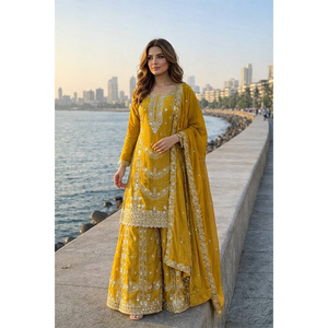 Collection de vêtements traditionnels haut de gamme en soie Chinnon avec broderies, collection de costumes pakistanais pour occasions spéciales, en vente - Product Image 1