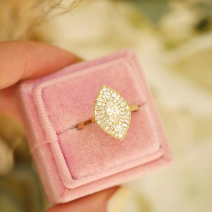 Anillo de Compromiso de Oro Amarillo de 14K con Diamante Cultivado en Laboratorio, Corte Marquesa, Estilo Art Deco - Product Image 2