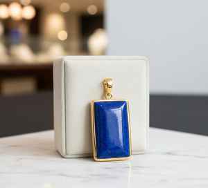 Pendentif en saphir bleu de qualité supérieure, de fabrication allemande, en argent rhodié plaqué or, serti de baguettes, pour femme - Product Image 1