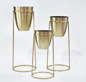 Ensemble de 3 jardinières en fer plaqué or, design contemporain moderne, fabriquées à la main, légères et durables pour le jardin, Axiom Home Accents - Product Image 1