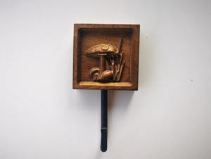 Crochet mural en bois motif champignon avec détails gravés, support décoratif thème nature pour suspendre objets artisanaux, casquettes et serviettes - Product Image 6