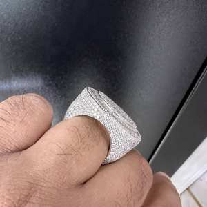 Anillo de Moissanita Grande para Mujer con Medallón y Borde de Baguette, Plata Maciza, Estilo Hip Hop, Bañado en Oro Blanco, Sin Níquel - Product Image 3