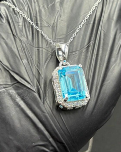 Colgante de cristal azul con corte esmeralda o topacio, colgante de plata 925, colgante con halo de diamantes, colgante delicado para regalos de cumpleaños para mujeres - Product Image 1