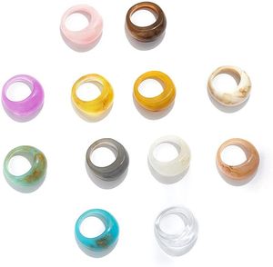 Vente en gros d'anneaux en résine faits à la main avec un design artistique moderne pour femmes - Product Image 1