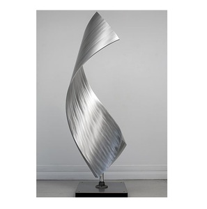 Sculpture Moderne Abstraite Vague Argentée, Statue de Voile Métallique Texturée Élégante pour Salon de Luxe et Décoration de Grand Sol - Product Image 2