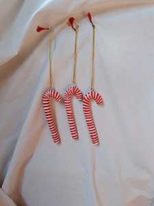 Adorno Navideño de Bastón de Caramelo Hecho a Mano en Papel Maché, Decoración Colgante de Bastón de Caramelo Rojo y Blanco Pintado a Mano - Product Image 3