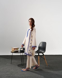 Kurti pakistanais blanc et bleu brodé pour femme, tunique élégante en coton, tenue traditionnelle d'été, vêtement ethnique - Product Image 2