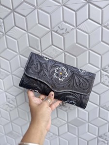 Nouvel Arrivage : Étui de Téléphone Pochette en Cuir Véritable Sculpté à la Main, Élégant, Multi-usages, Portefeuille en Cuir Style Western, Vente Chaude - Product Image 1