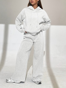 Conjunto deportivo informal de dos piezas para mujer, sudadera con capucha y cremallera extragrande y pantalones jogger. - Product Image 1
