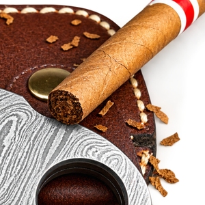 Coupe-cigares artisanal en acier Damas avec poignée en laiton, double lame de précision, accessoire portable pour cigares, fabricant en gros sur mesure - Product Image 4
