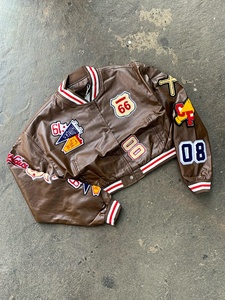 Chaqueta Varsity Corta de Cuero PU Personalizada al por Mayor con Bordado de Toalla, Insignias y Bolsillos con Ribete, Chaquetas Letterman - Product Image 3
