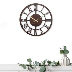 Horloge murale design en bois brun riche avec affichage analogique élégant pour la décoration intérieure contemporaine - Product Image 4