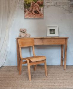 Conjunto de silla y escritorio de madera para niños, para tareas de lectura, de estudio y desarrollo educativo. - Product Image 1