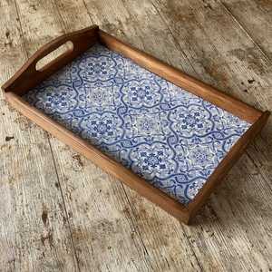 Plateau de rangement rectangulaire en bois, motif bleu et blanc, design classique, finition vernie, passe au lave-vaisselle, multifonctionnel pour la cuisine - Product Image 1