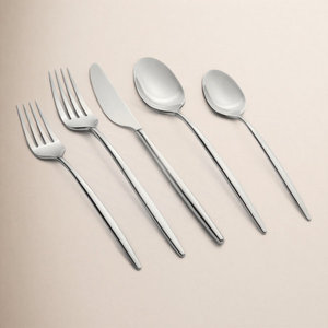 Ensemble de couverts élégants en acier inoxydable, cuillères, fourchettes et couteaux modernes courbés, vaisselle de table haut de gamme - Product Image 1