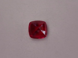 Pierre précieuse de rubis rouge poli, taille coussin, 100 % naturelle, créée en laboratoire, pour la fabrication de bijoux fins de luxe. - Product Image 1