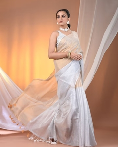 Sari KV en tissu doux doré et blanc avec pompons et chemisier non cousu - Product Image 2