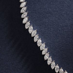 Pulsera de tenis de lujo para mujer con 6 diamantes de laboratorio de corte marquesa de 6 quilates en oro amarillo - Product Image 3