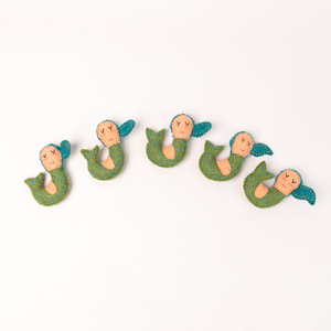 Mini Sirena de Fieltro de Lana de 7 cm, Sirena Verde Hecha a Mano para Decoración de Habitación Infantil, Comercio Justo y Hecho a Mano - Product Image 2