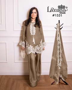 Túnica bordada de diseñador Shalwar Kameez con Farsi Gadhwal Salwar y Organza Dupatta Tallas L, XL, XXL Conjunto de tendencias - Product Image 2