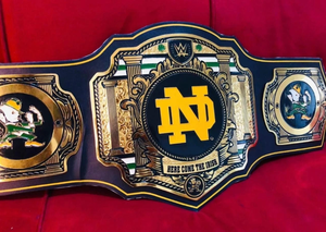 Ceinture de champion Notre Dame Fighting Irish Taille adulte, modèle Legacy, en alliage de zinc de qualité supérieure, 2mm/4mm, taille haute - Product Image 2