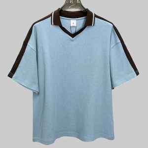 เสื้อโปโลถักสีกรมท่าสำหรับผู้ชาย แขนสั้น ดีไซน์คอวี ทรงปกติ สีตัดต่อ สไตล์ลำลอง - Product Image 2