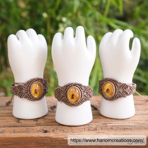 Pulsera de Macramé Marrón Hecha a Mano con Piedra de Ojo de Tigre, Joyería Curativa Ajustable Estilo Boho - Product Image 1