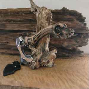 Hache Viking artisanale sur mesure, forgée à la main, pour usage industriel ou DIY, avec un magnifique design, manche en bois sculpté et tête en acier au carbone, avec fourreau. - Product Image 4