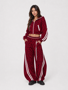 Ensemble de survêtement 2 pièces pour femme, imprimé léopard rouge, comprenant un sweat à capuche court et un pantalon de jogging en molleton doux à jambe large, style streetwear décontracté - Product Image 1