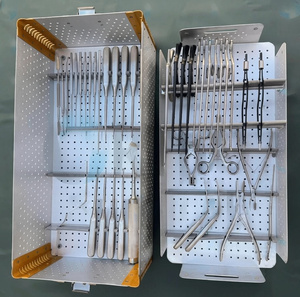 Juego de Instrumentos Quirúrgicos Ortopédicos Cervicales Espinales con Caja de Aluminio - Product Image 1