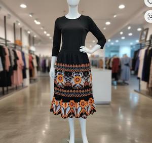 Falda Tradicional Micronesiana Personalizada al por Mayor, Falda Midi Elegante Negra con Bordado Floral para Mujer, Cintura Alta - Product Image 1