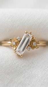 แหวนมอสซาไนต์ทรงบาแกตต์ 0.51 กะรัต ดีไซน์ดอกไม้ ตัวเรือนเงินแท้ 925 ชุบทอง ประดับดอกไม้สไตล์คลาสสิก ของขวัญเครื่องประดับสุดหรู - Product Image 5